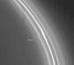 Одна из лун Сатурна уличена в "воровстве"