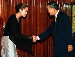 Анджелина Джоли получила камбоджийский паспорт